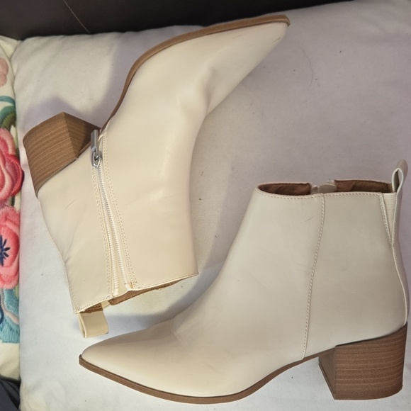 Cute little zip up Ankle booties Universal threads size 7 - Picture 1 of 2